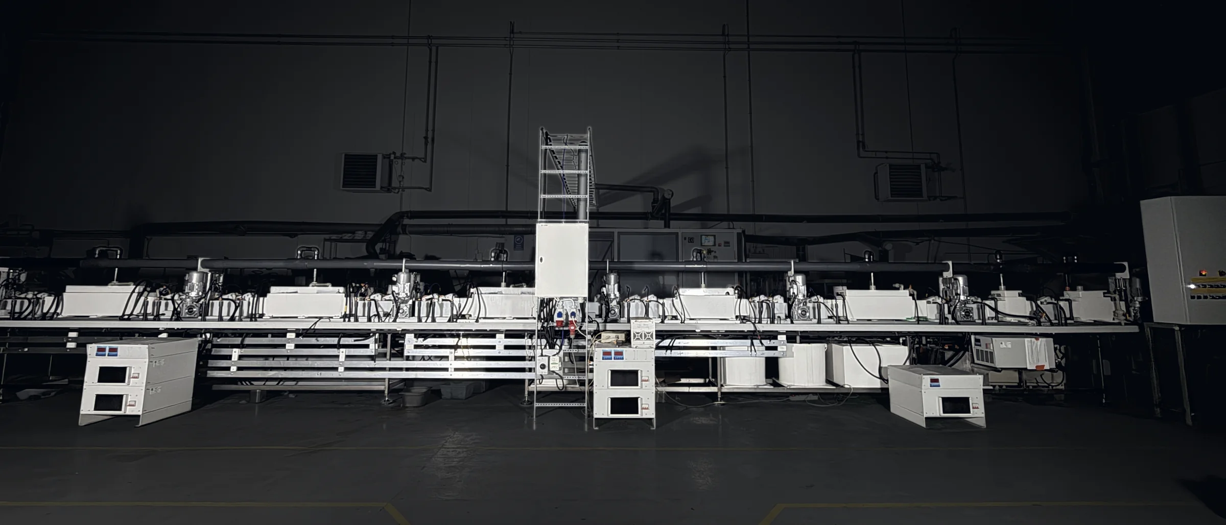 The continuous TripleHard® line in Kuopio seen from the front along its full length, the hall darkened around it